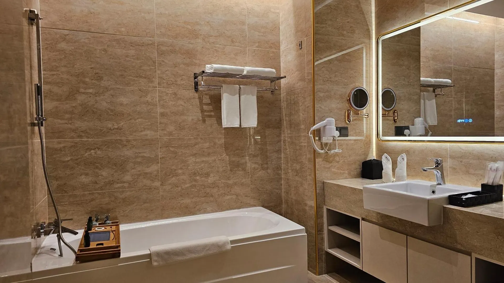 Hompton Hotel By The Beach George Town